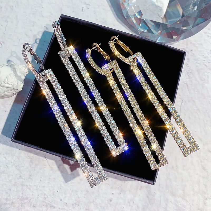 Sleek Gold-Tone Hoop Earrings for Women – Everyday Elegance